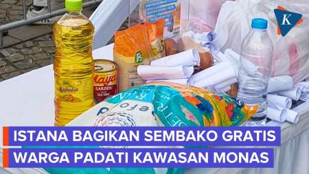 Momen Lautan Manusia Antre Sembako Pemberian Istana di Monas