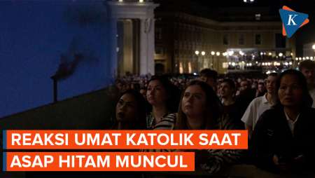 Reaksi Umat Katolik Saat Asap Pertama Konklaf Vatikan