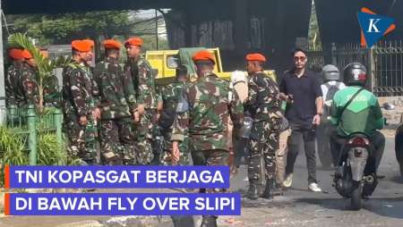 TNI Baret Orange Berjaga di Fly Over Slipi Usai Kericuhan Jumat Pagi