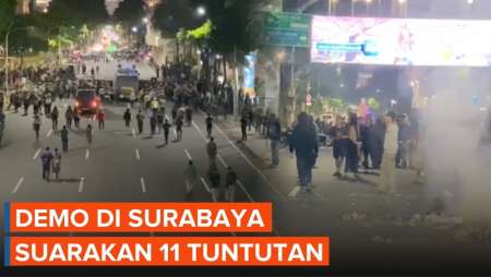 Demo di Depan Grahadi Surabaya Memanas, Massa Lempar Botol dan Nyalakan Petasan