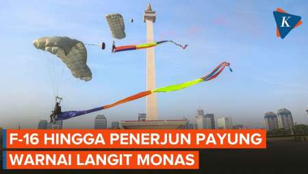 Atraksi Drone, Pesawat F16 hingga Manuver 20 Penerjun Payung Warnai Langit Jakarta