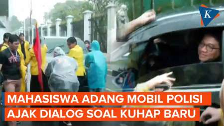 Di Tengah Hujan Deras, Mahasiswa Adang Mobil Polisi, Ajak Dialog Soal KUHAP Baru