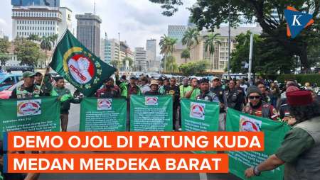 Demo Ojol di Kawasan Patung Kuda, Jalanan Ditutup Sebagian