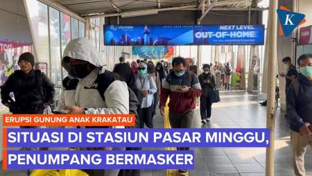 Abu Vulkanik Anak Krakatau Sampai Jakarta, Stasiun KRL Tetap Ramai, Penumpang Pakai Masker