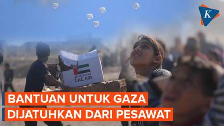 Ratusan Orang Berkumpul di Pantai Selatan Gaza Saat Bantuan Dijatuhkan dari Langit