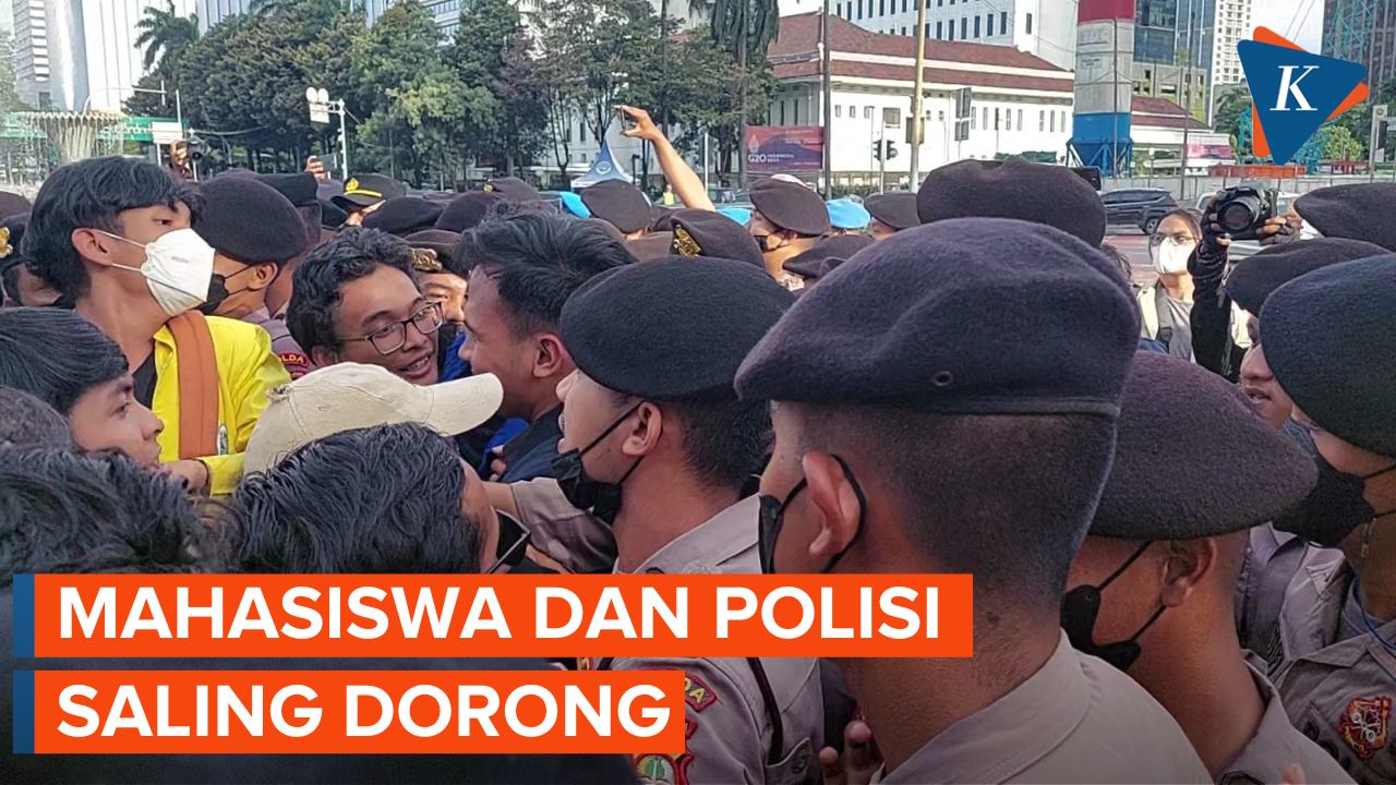 Demo Kepemimpinan Jokowi Diwarnai Aksi Saling Dorong Mahasiswa dan Polisi