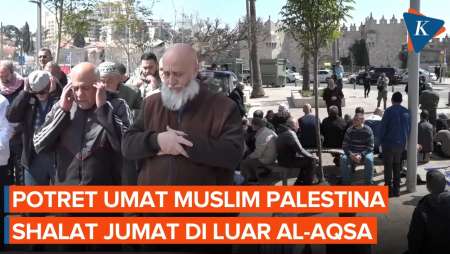 [FULL] Israel Tutup Al Aqsa, Muslim Palestina Jumatan di Jalanan Luar Masjid