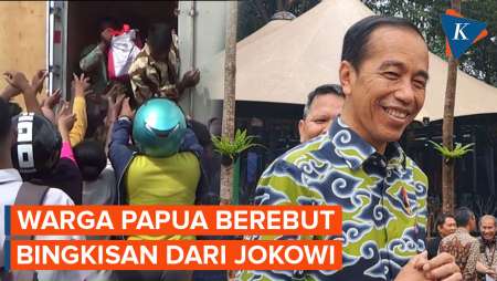 Momen Warga Papua Berebut Bingkisan dari Jokowi, Sampai Dorong-dorongan