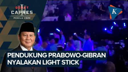 Momen Pendukung Prabowo-Gibran Nyalakan Light Stick di Sela Acara Debat Pilpres 2024