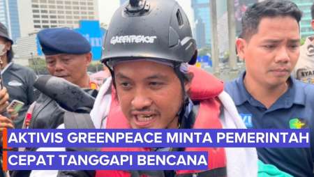 Greenpeace Minta Pemerintah Cepat Tanggapi Bencana Usai Pasang Spanduk Di Monumen Bundaran HI