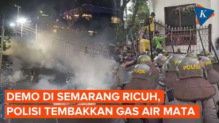 Demo di Semarang Ricuh, Pagar DPRD Roboh, Polisi Tembakkan Gas Air Mata