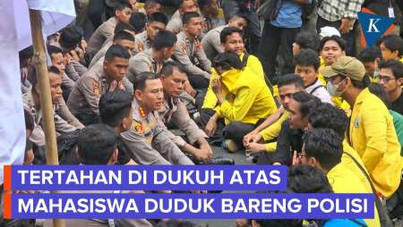 Gagal Ke Bundaran HI, Massa BEM UI Duduk Bareng Polisi Di Jalanan 