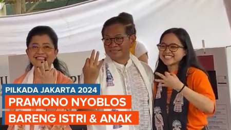 Momen Pramono Nyoblos Bareng Istri dan Anak di Kemang, Pose 3 Jari