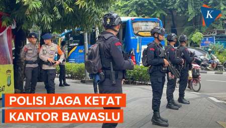 Kantor Bawaslu Dijaga Ketat Polisi Bersenjata Laras Panjang