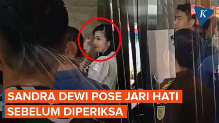 Saat Sandra Dewi Berpose Jari Hati Sebelum Diperiksa Terkait Kasus Harvey Moeis