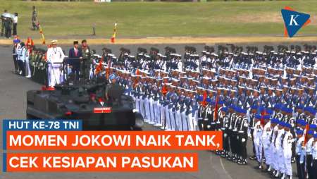 Momen Jokowi Naik Tank untuk Cek Pasukan di HUT Ke-78 TNI