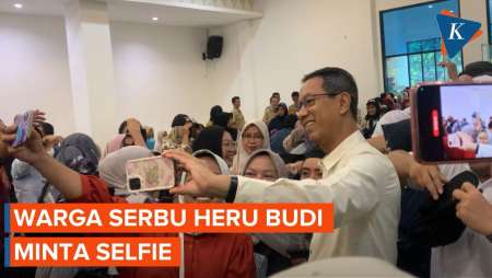 Tinjau Pasar Sembako Murah, Heru Budi Diserbu Warga untuk Selfie