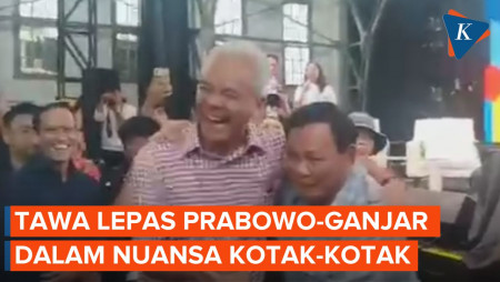 Tawa Lepas Prabowo dan Ganjar yang Kompak Berkemeja Kotak-kotak