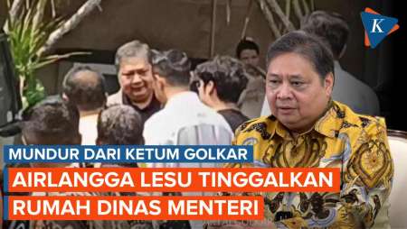 Mundur dari Ketum Golkar, Airlangga Tampak Lesu Tinggalkan Rumah Dinas Menteri