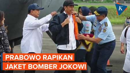 Momen Prabowo Bantu Jokowi Memakai Jaket Bomber