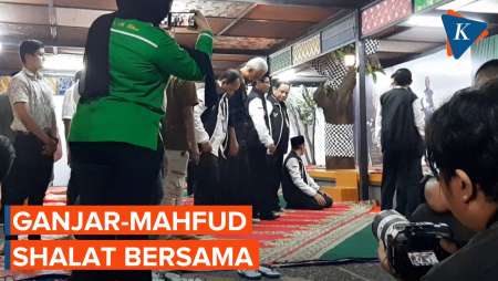 Momen Ganjar-Mahfud Shalat Bersama Sebelum Berangkat ke KPU