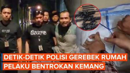 Momen Polisi Gerebek Rumah Pelaku Bentrokan di Kemang, Temukan Sekarung Senjata