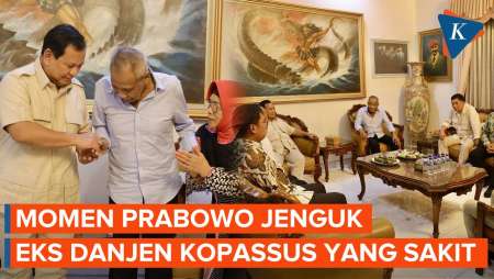 Momen Prabowo Jenguk Mantan Komandan Kopassus yang Sedang Sakit