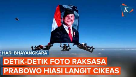 Momen Foto Raksasa Prabowo "Mengudara" Dalam Hari Bhayangkara