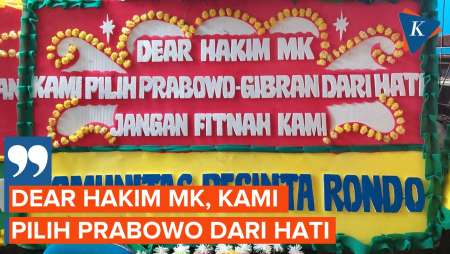 Karangan Bunga dari Relawan Prabowo-Gibran Berjajar di MK