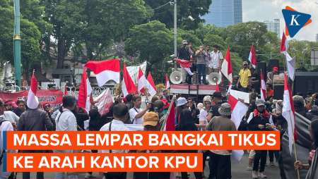 Massa Aksi Demo KPU Lempar Bangkai Tikus, Telur Busuk, Juga Botol Plastik