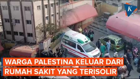 Momen Warga Palestina Mengevakuasi Diri dari Rumah Sakit yang Terisolir