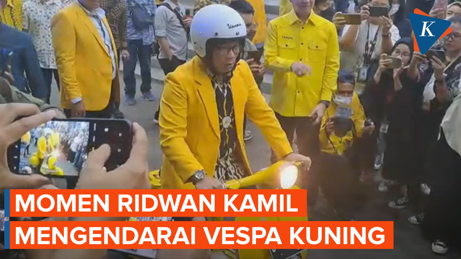 Momen Ridwan Kamil Tinggalkan Kantor Golkar Naik Vespa Kuning