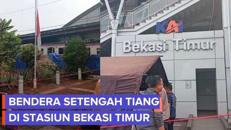 Bendera Setengah Tiang Simbol Dukacita Di Stasiun Bekasi Timur