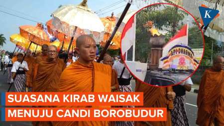 Kirab Waisak Iringi Api Abadi dan Air Berkah Menuju Candi Borobudur