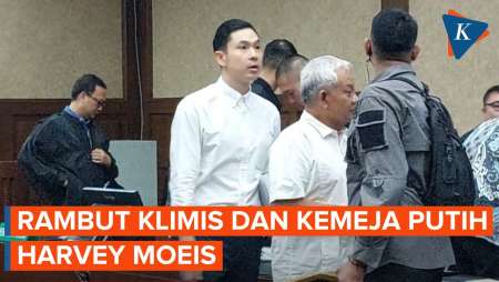 Gaya Klimis Harvey Moeis Dibalut Kemeja Khas Lengan Panjang