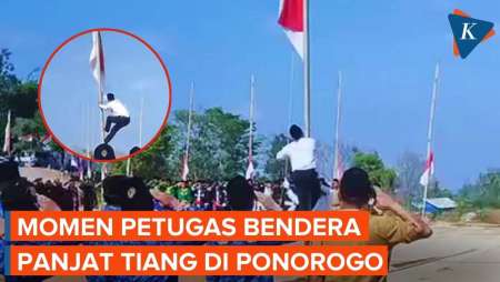 Momen Petugas Bendera di Ponorogo Panjat Tiang saat Tali Macet