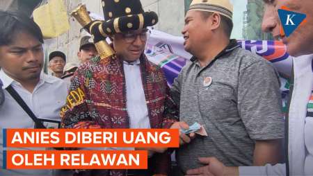 Saat Anies Diberi Uang oleh Relawan untuk Beli Vitamin