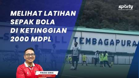 Papua Footbal Academy Berbagi Kebahagiaan, 2000 Meter di Atas Permukaan Laut - [SPORTY]