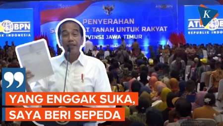 Kelakar Jokowi Usai Bagikan Sertifikat Tanah di Banyuwangi: Senang Mboten?