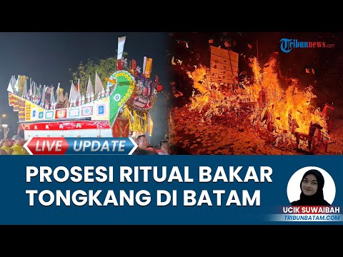 Prosesi Ritual Bakar Tongkang di Cetiya Sapta Asta Dharma, di Komplek Ruko Permata, Baloi Batam