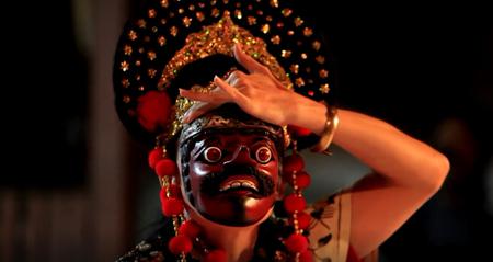 Sang Penari Tari Topeng Losari